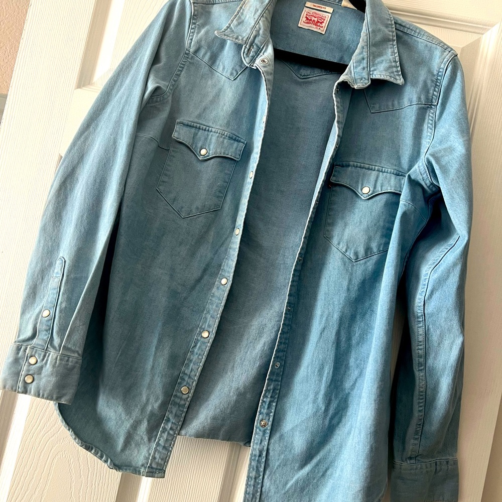 Tailored Jean Levi’s Shirt